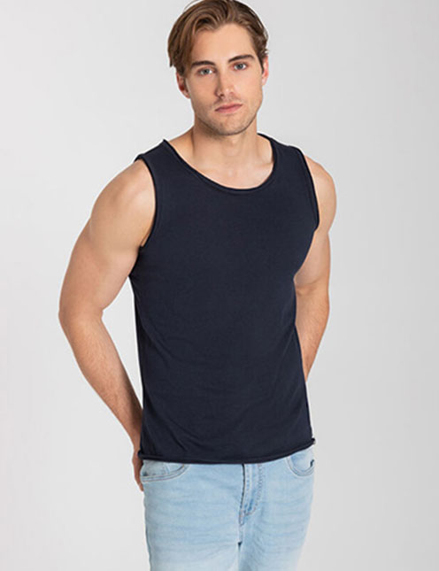 Model in skinny fit